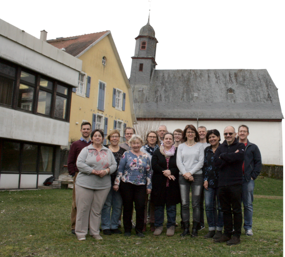 Die Kirchenvorsteher/innen mit Kirche, Pfarr- und Gemeindehaus